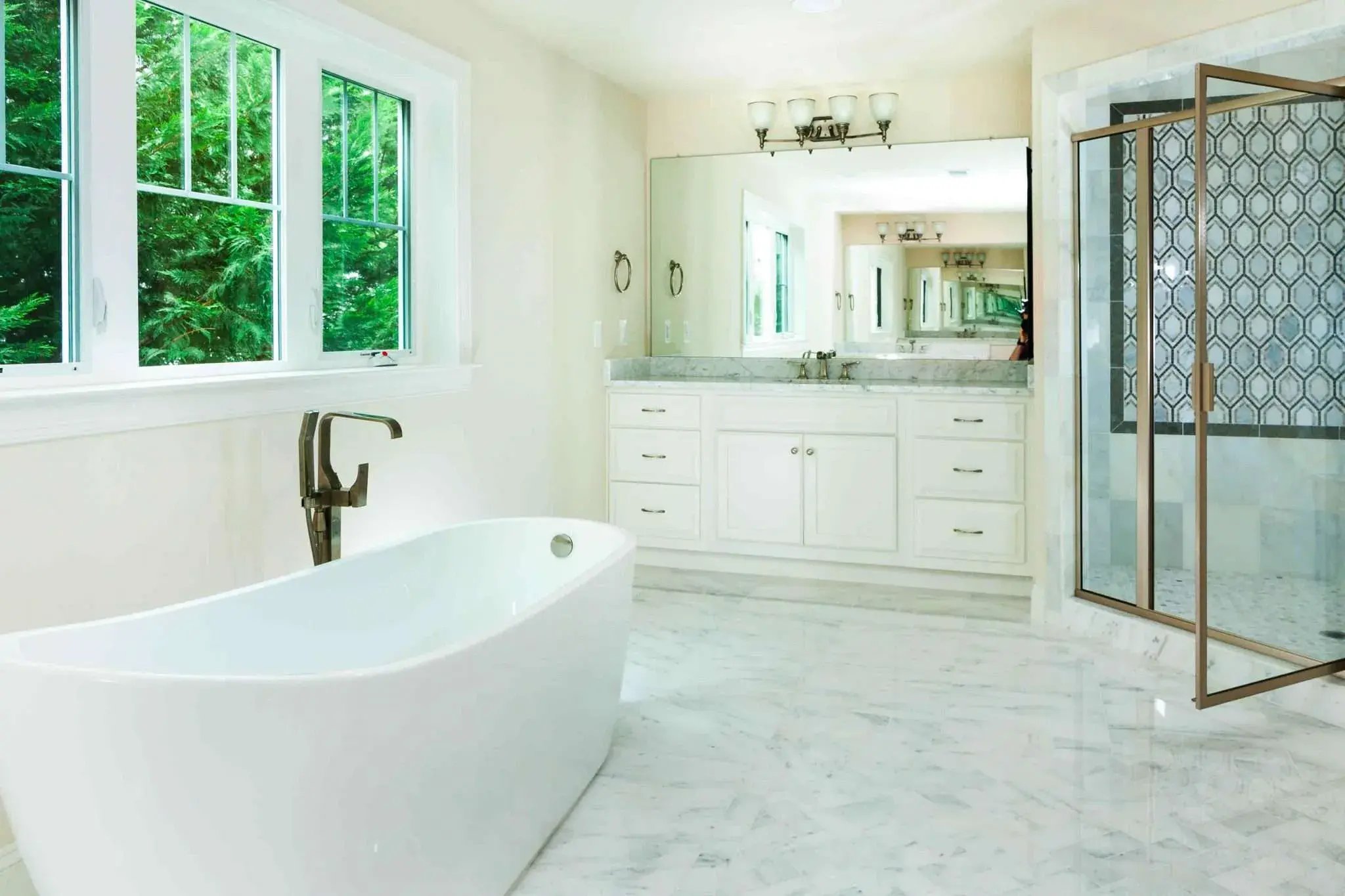 white_bathtub-marble-floor-white-vanity